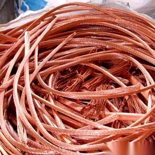 凌晨六点。
天还没亮透，手机屏幕的光先亮了，心跳比闹钟还准时。
果然，一片红。伦