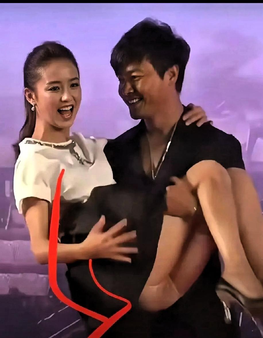 那张公主抱照片，风一吹，裙角飞，他抱得紧，她笑得甜，全网都嗑疯了。
后来散了，没