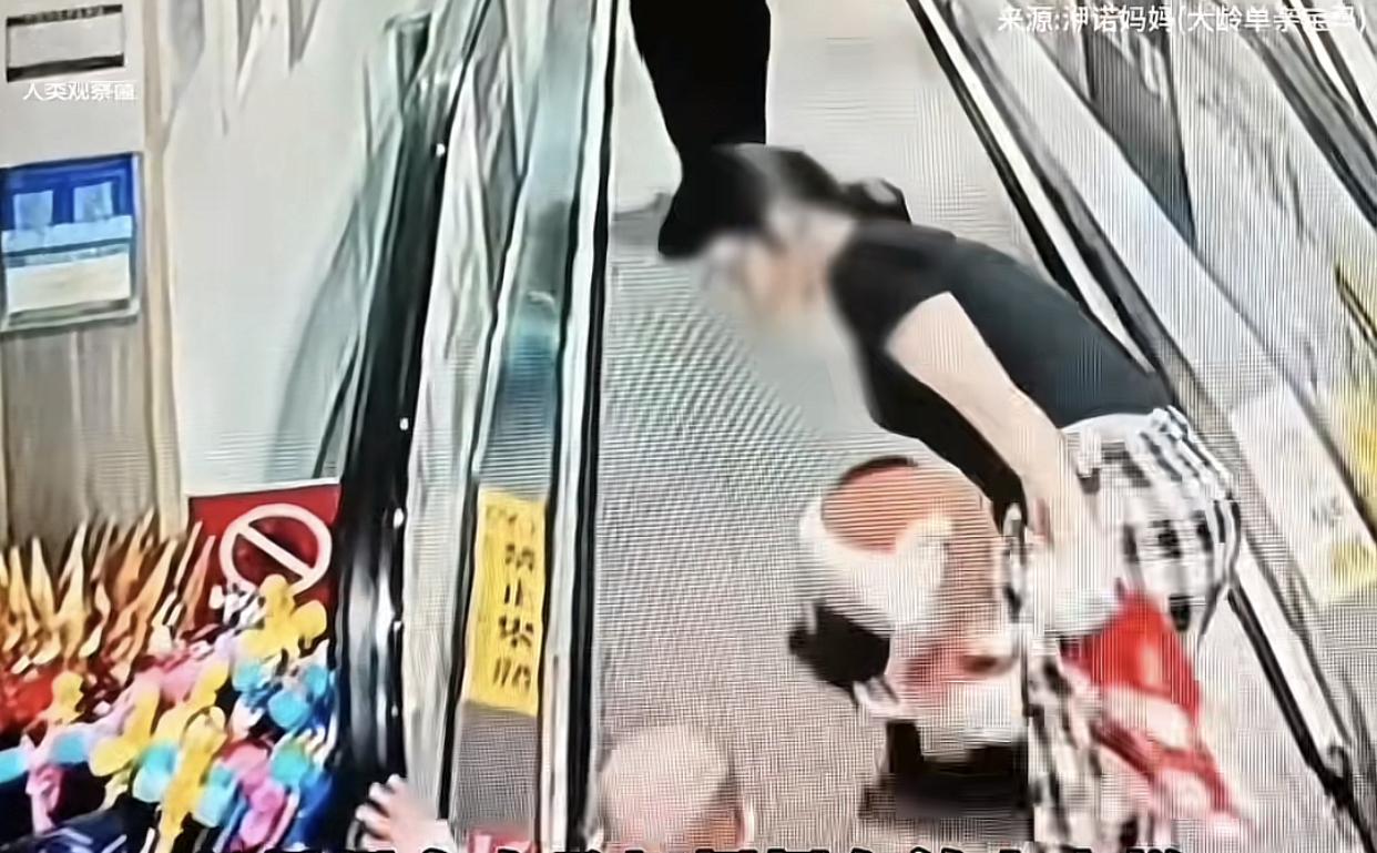 自己的孩子是宝贝，别人的孩子就不是了吗？
云南某商场，一宝妈正常抱着自己的孩子乘