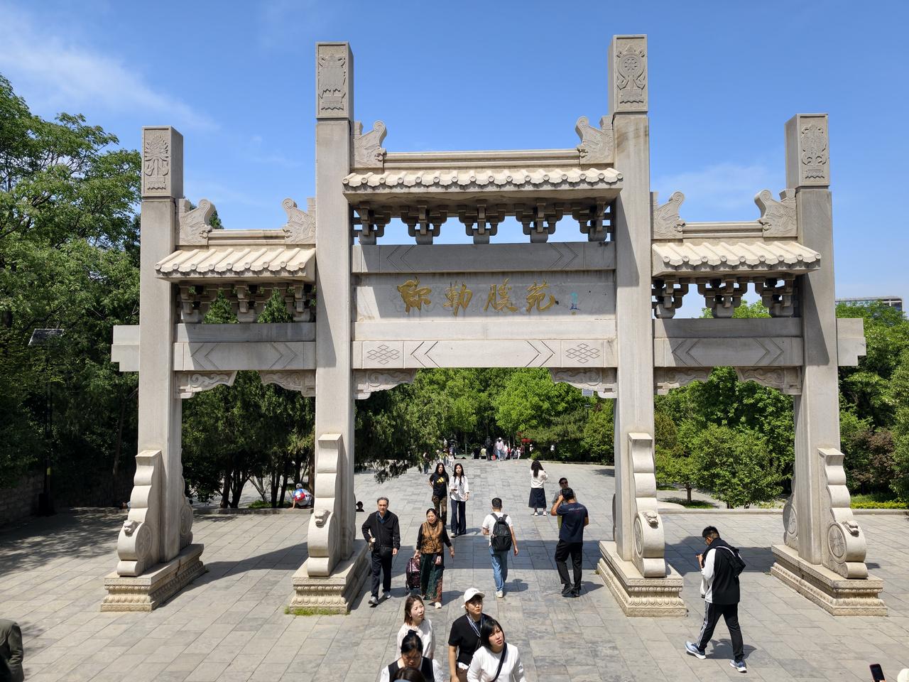 泉城济南（1）:  周日的千佛山，正赶上三月三民俗文化庙会及相亲会，主题“春山有