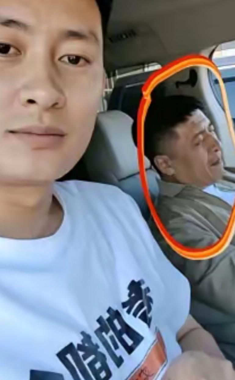 这合影神情痛苦，面色疲惫，比实际年龄显老的多，这就已经是问题所在了
每天睡4-5