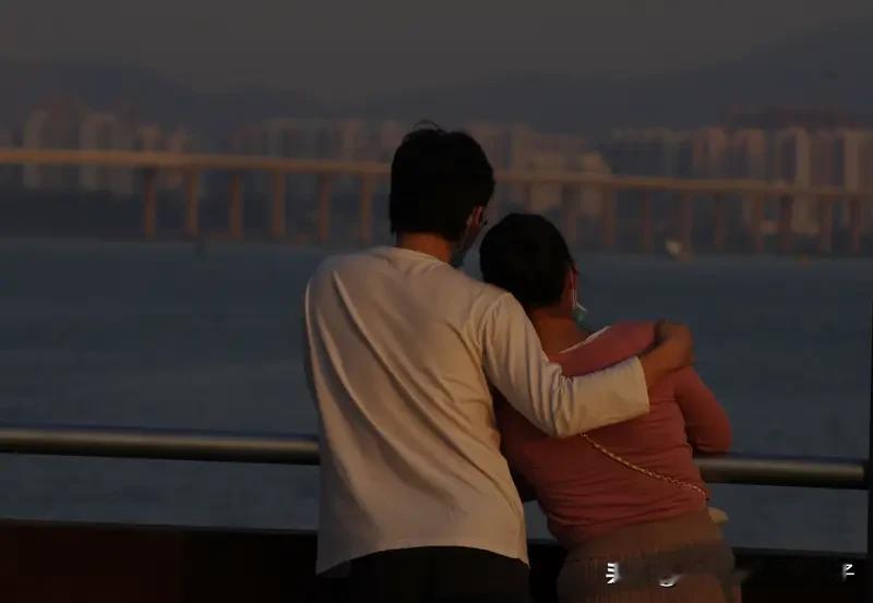 看到“旧爱新欢皆是戏”这个上联，我脑袋里瞬间开始琢磨下联。这上联把感情里的旧爱新