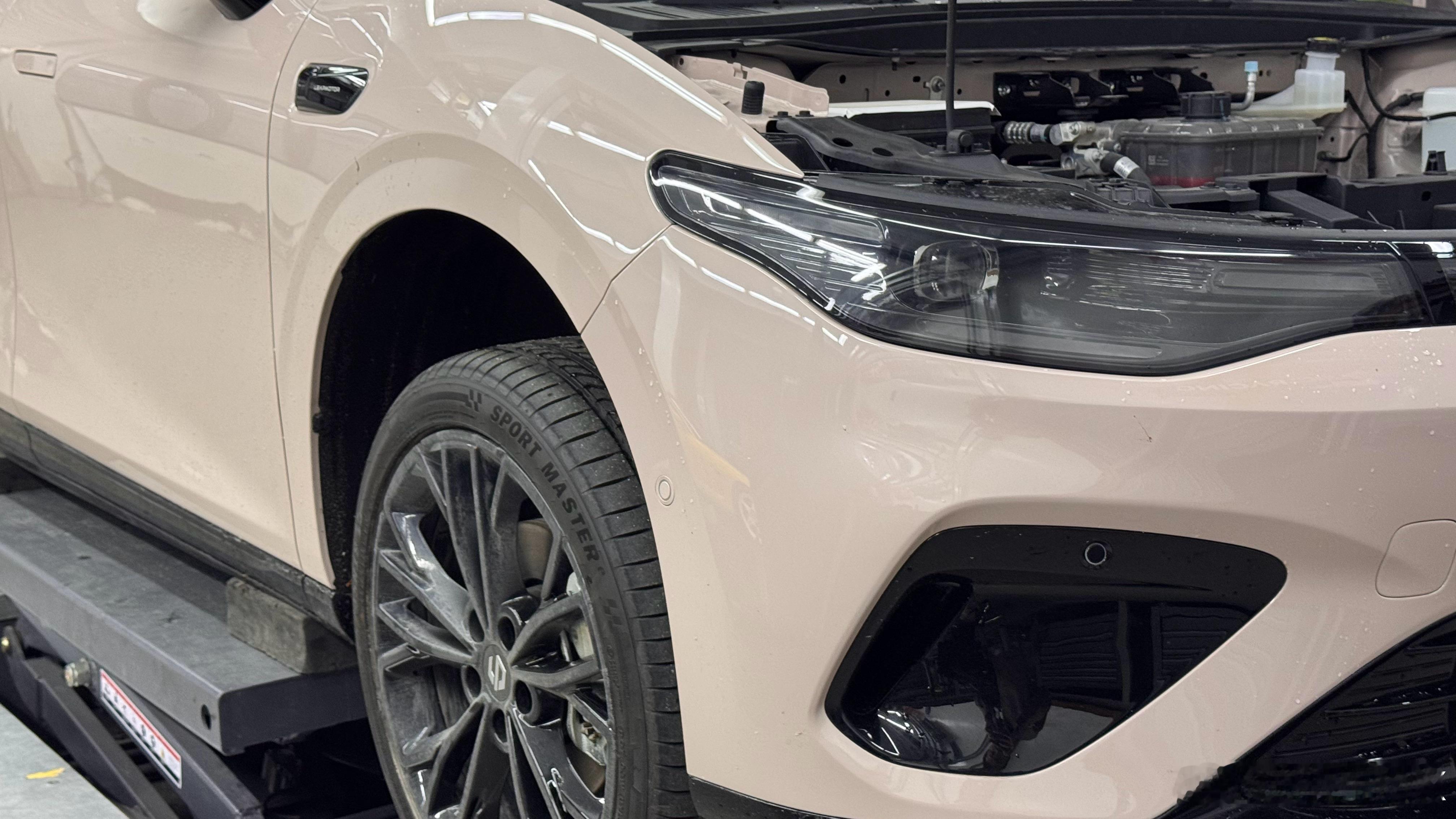 零跑Lafa5第一套绞牙避震准备到位配合BC Racing研发，效率是不是很够快