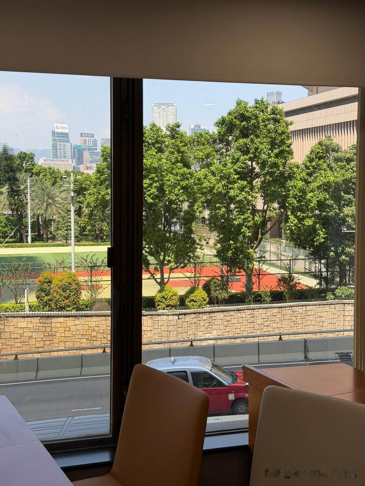儿子跟我说，他香港中文大学的同学，特别厉害，有头发白了的香港本地人，还有英国美国