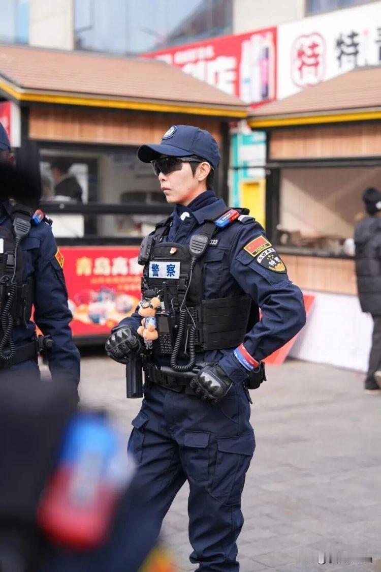 巡逻时英姿飒爽，面对镜头却秒变害羞，这位身高181的女特警为何如此“反差萌”？