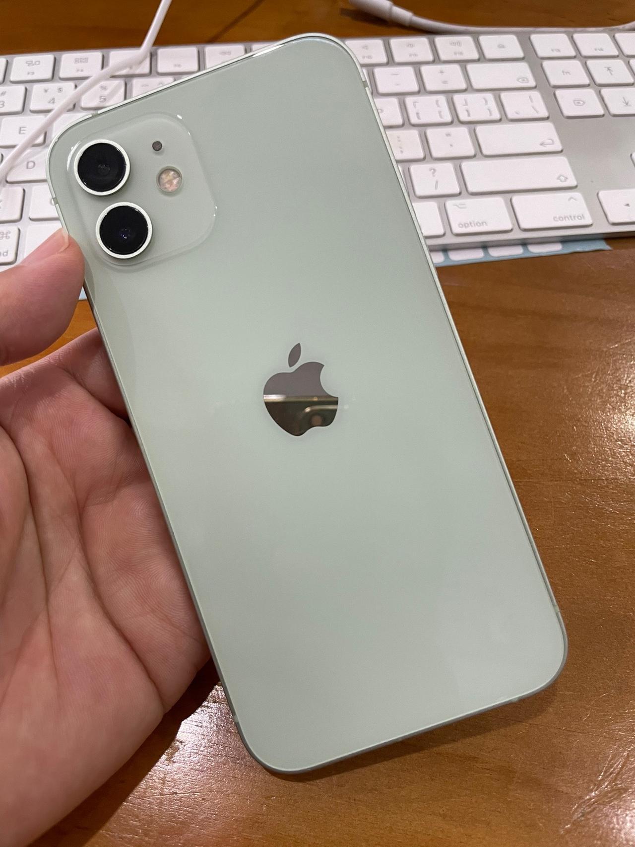 手持三年前的iPhone 12，但是完全没有换15的念头……
为啥标准版到现在都