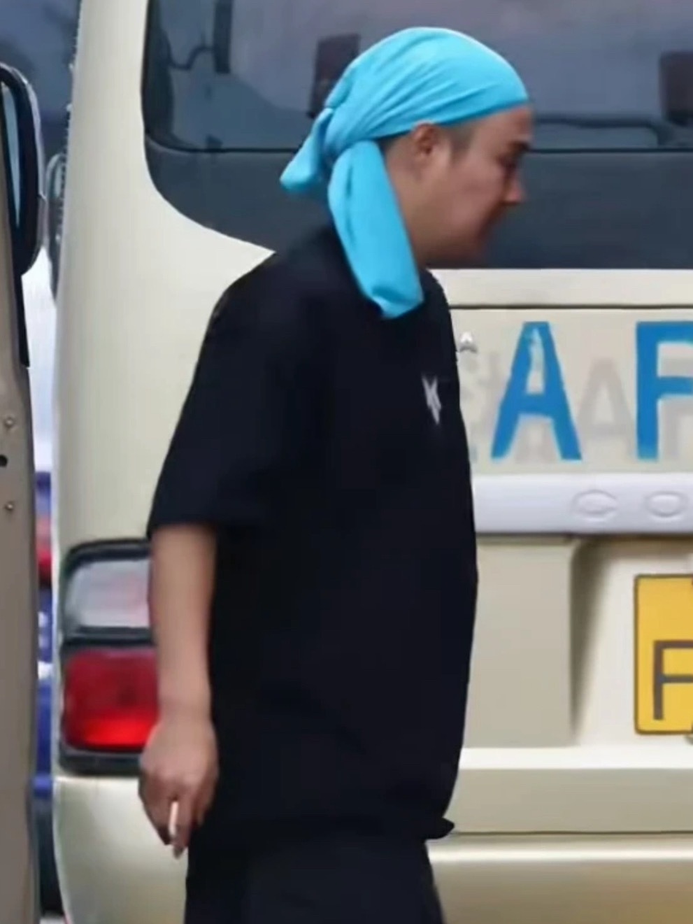 谁懂！小沈阳一公上班照看着像要下地笑晕在小沈阳上班路透里这身装扮第一眼：准备下地