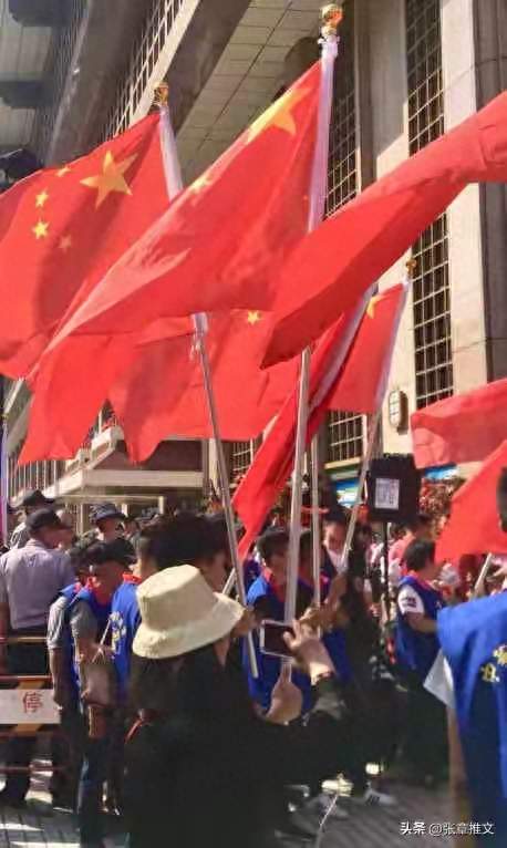辛亥革命纪念日，台北街头，民众高举五星红旗高声呼吁统一