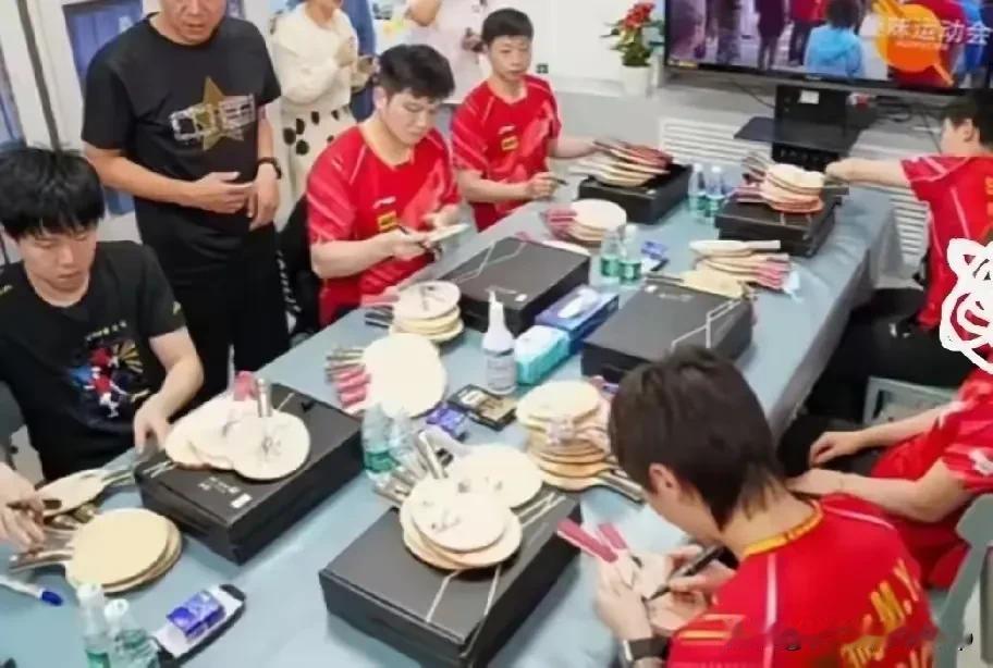 国乒签名流水线形成
运动员们的专属签名球拍
谁都想要一把
六个人每个人前面都是大