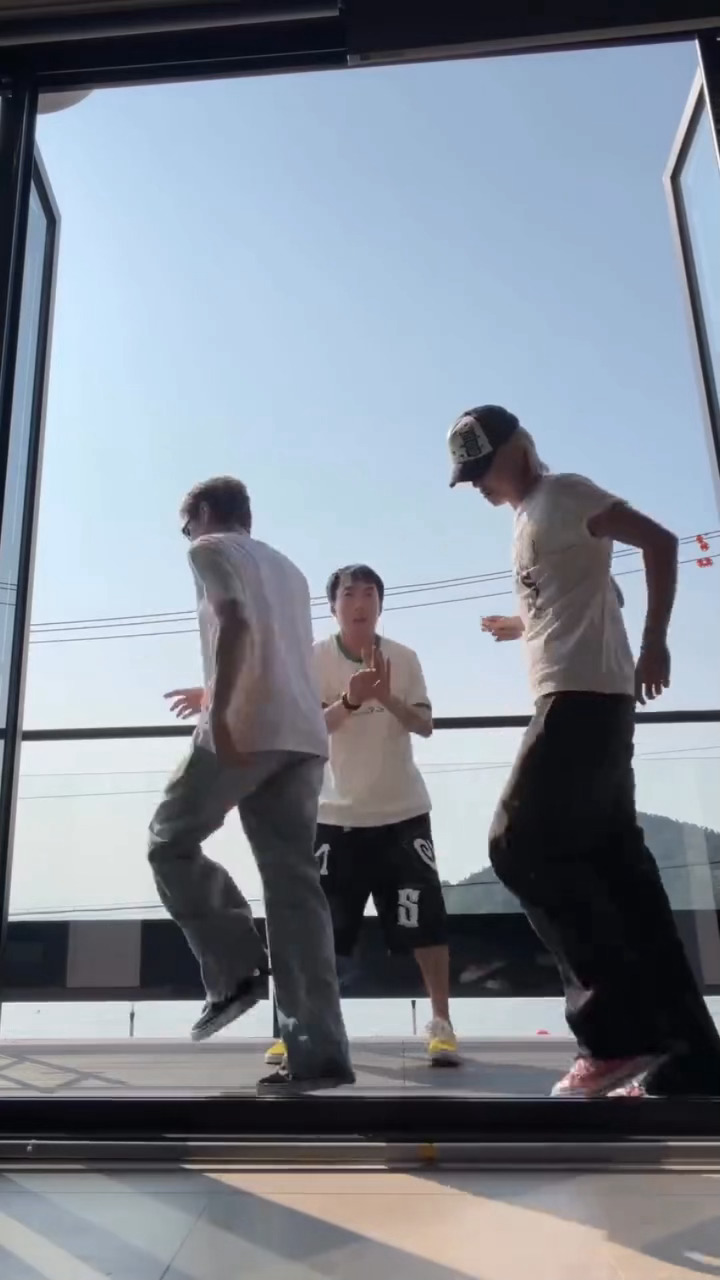 徐明浩singasong cha 徐明浩singasong cha 好长一条人 