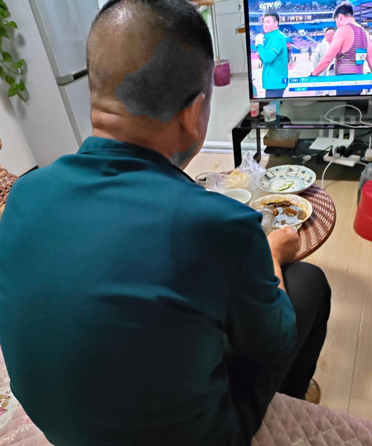 一女子发帖吐槽老公月薪三千，房贷水电全由她掏，自己五千工资月月见底，情绪崩了问“