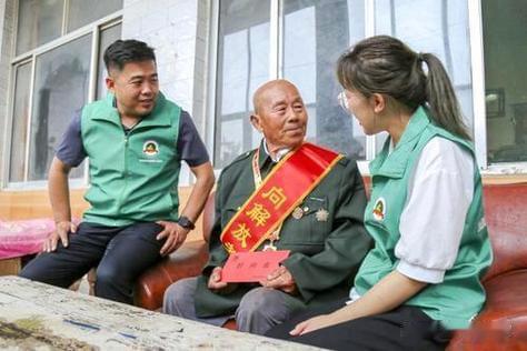 一人一句致敬退伍老兵褪色的军装裹着佝偻的背，却裹不住那些年用血肉之躯筑起的防线。