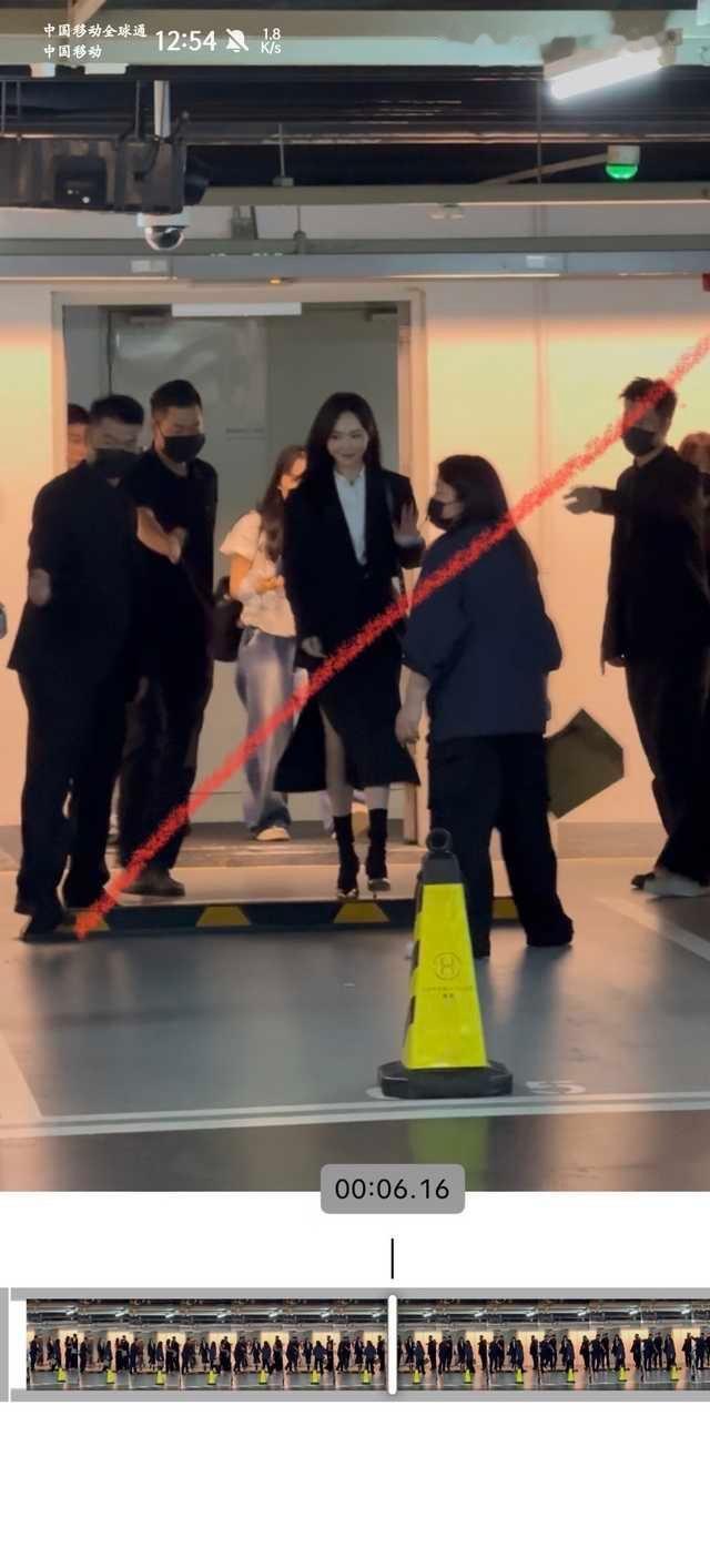 嗯嗯，从罗马当服务员回来到成都当大堂经理了