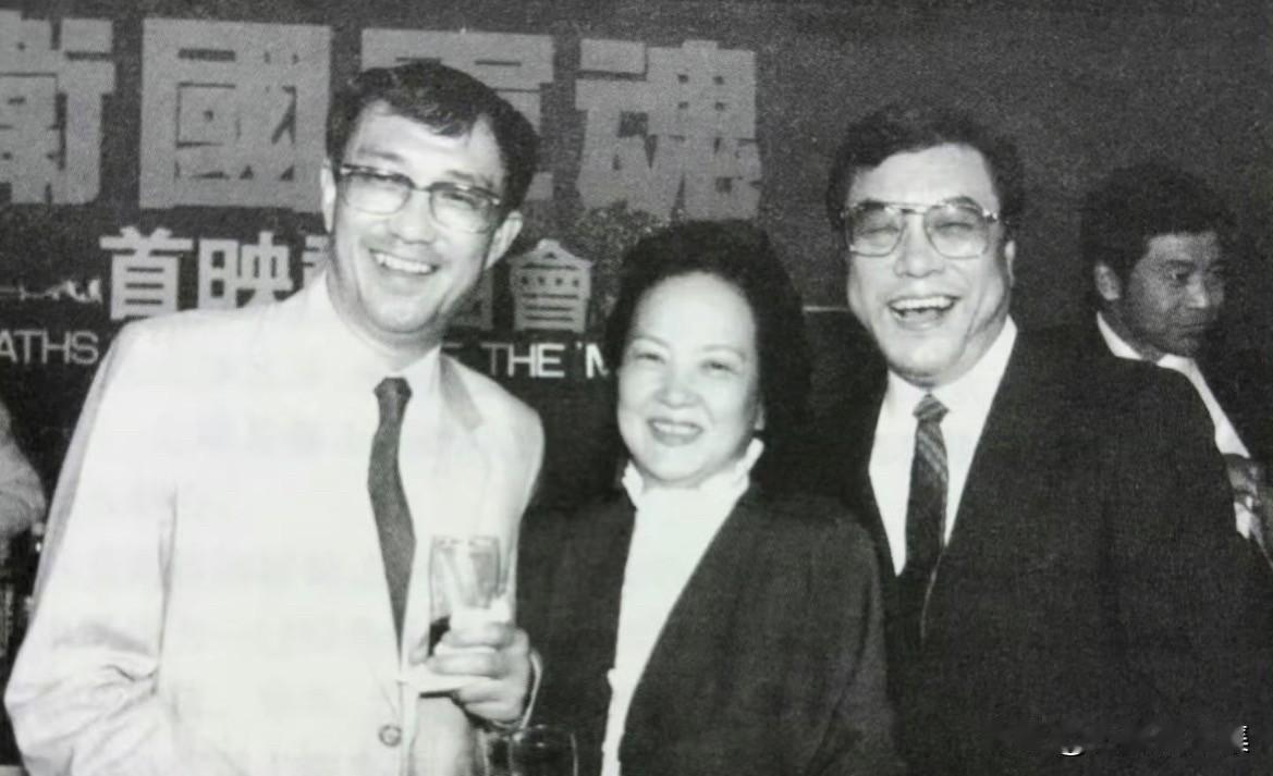 1985年，中国影坛两位大师级导演——谢晋与李翰祥在香港的一次珍贵会面。当时，谢