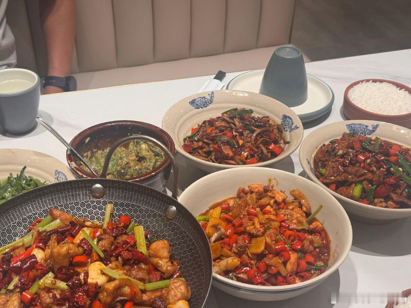 打工人近三成工资花在吃饭上近三成工资花在吃饭，反映出当代打工人的日常开销现状。很