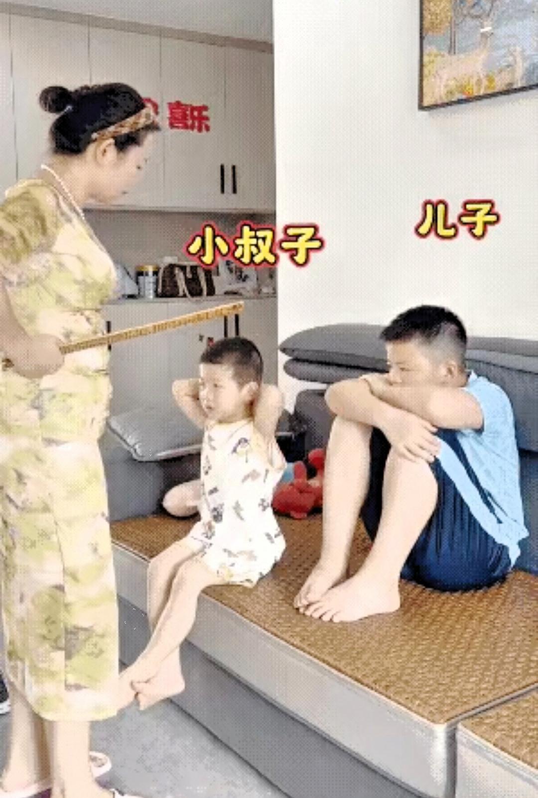 小叔子和儿子又干仗了，她的嫂子来了。
场面有点滑稽。
此时此刻，他的嫂子若是抽一