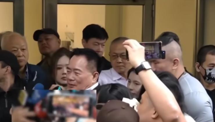 蔡正元到达服刑现场，在场的民众全体高喊蔡正元加油，蔡博士清清白白，馆长上去热情跟