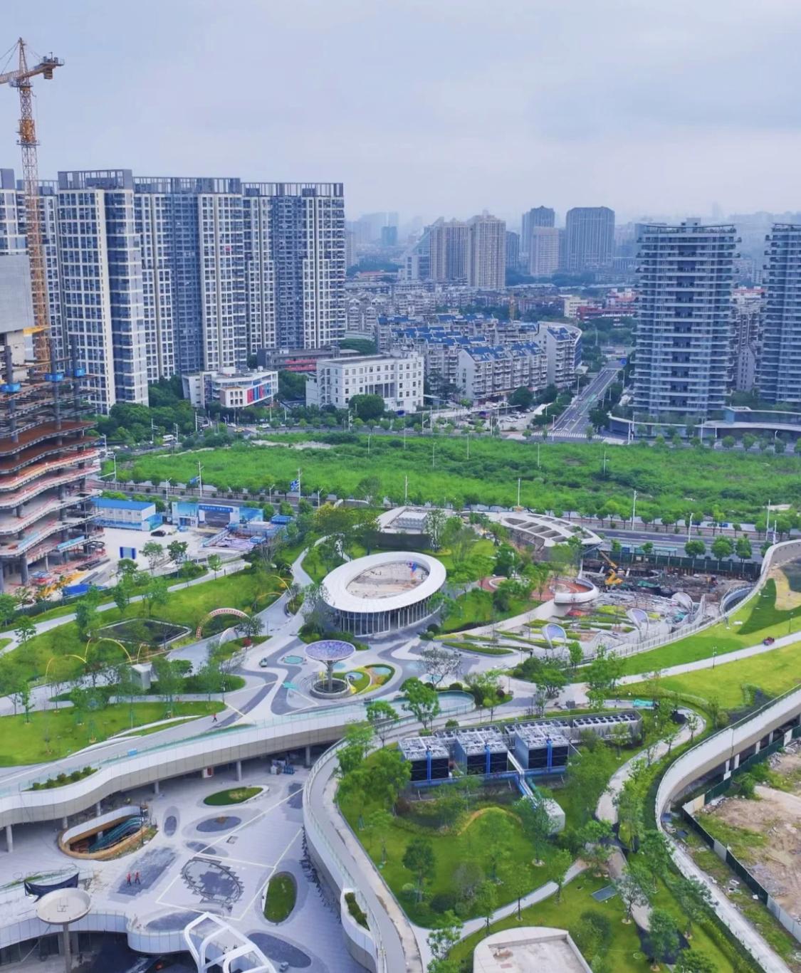 福州滨江市民广场现场图，越来越有效果图的样子啦~

#福州身边事##福州爆料#
