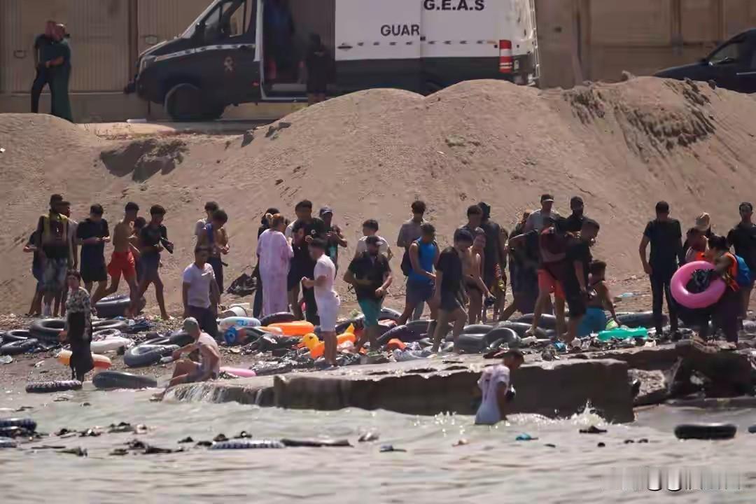 截止目前摩洛哥王还不啃声，室摩洛哥这招玩得阴呀，他们边境不设防，让摩洛哥人涌进西