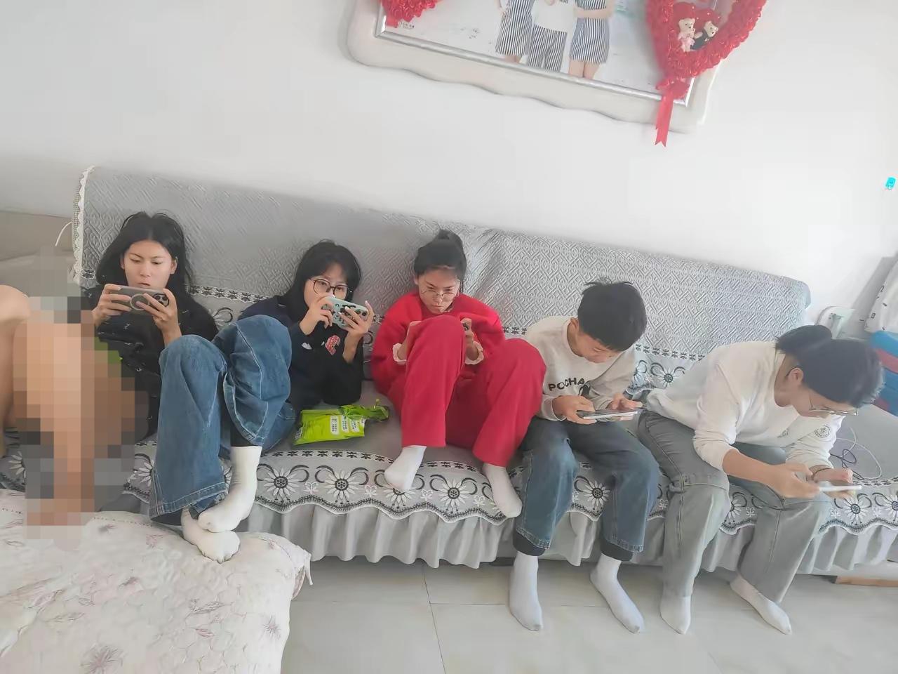 这就是我们青少年的日常，不出门，不访友，不交谈，不玩，每天抱着手机打游戏，刷视频