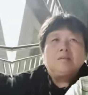 丫头你虽然走了，但是你留给父母亲和家人的不只是伤痛。是留下一大笔人情债啊！让你的