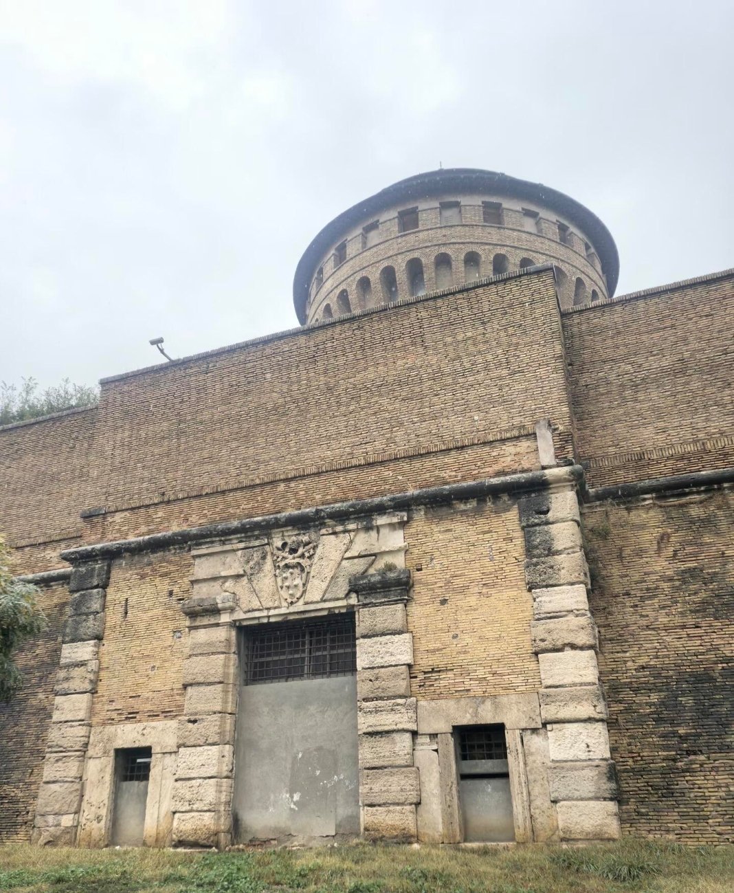 城门好多都是重建的，牌匾基本都不是原配，城堡那么没顶，要吗后加尖顶。