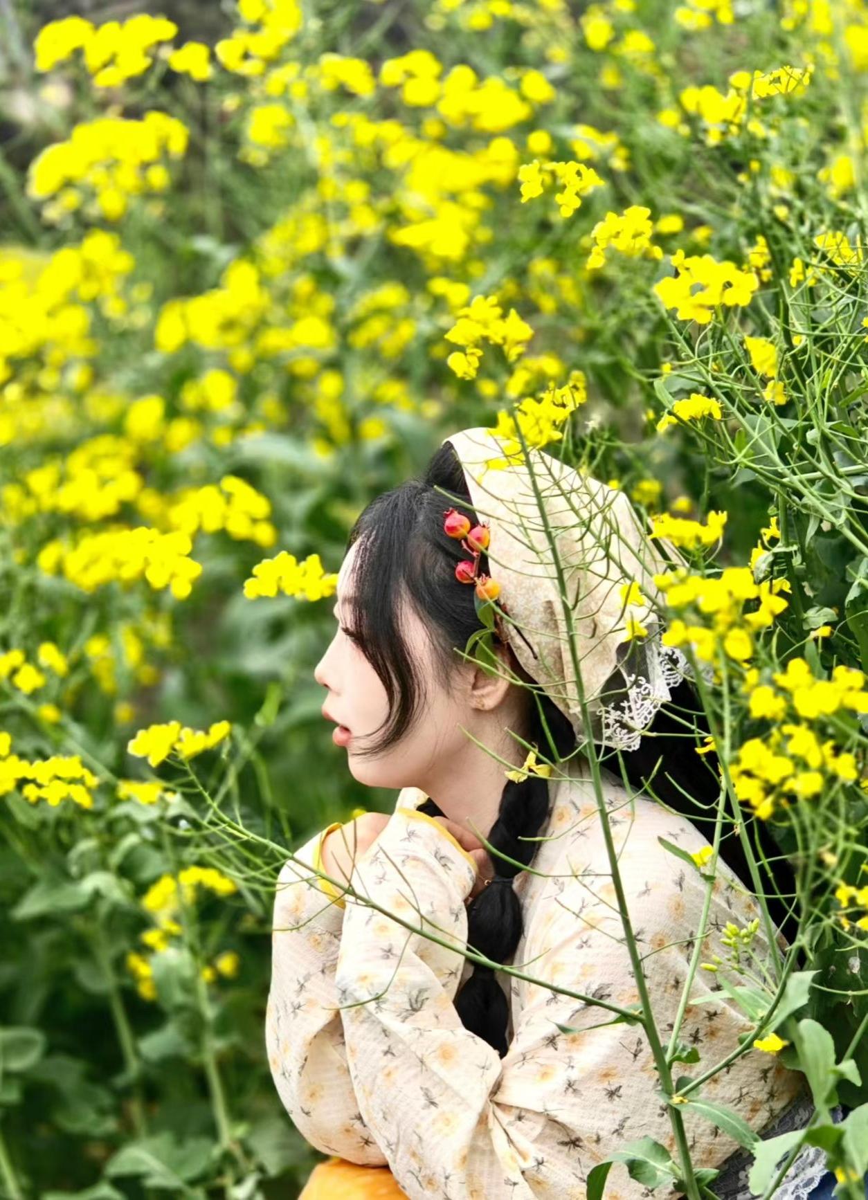 春风漫过花田，心事藏进金黄里。
在油菜花的温柔里，与春天撞个满怀。