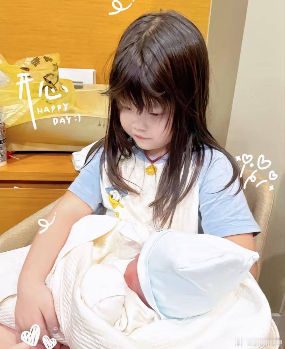 #韩安冉一家四口##韩安冉记录二宝第一次洗澡# 头型跟宋昊然一模一样，鼻子也是宋