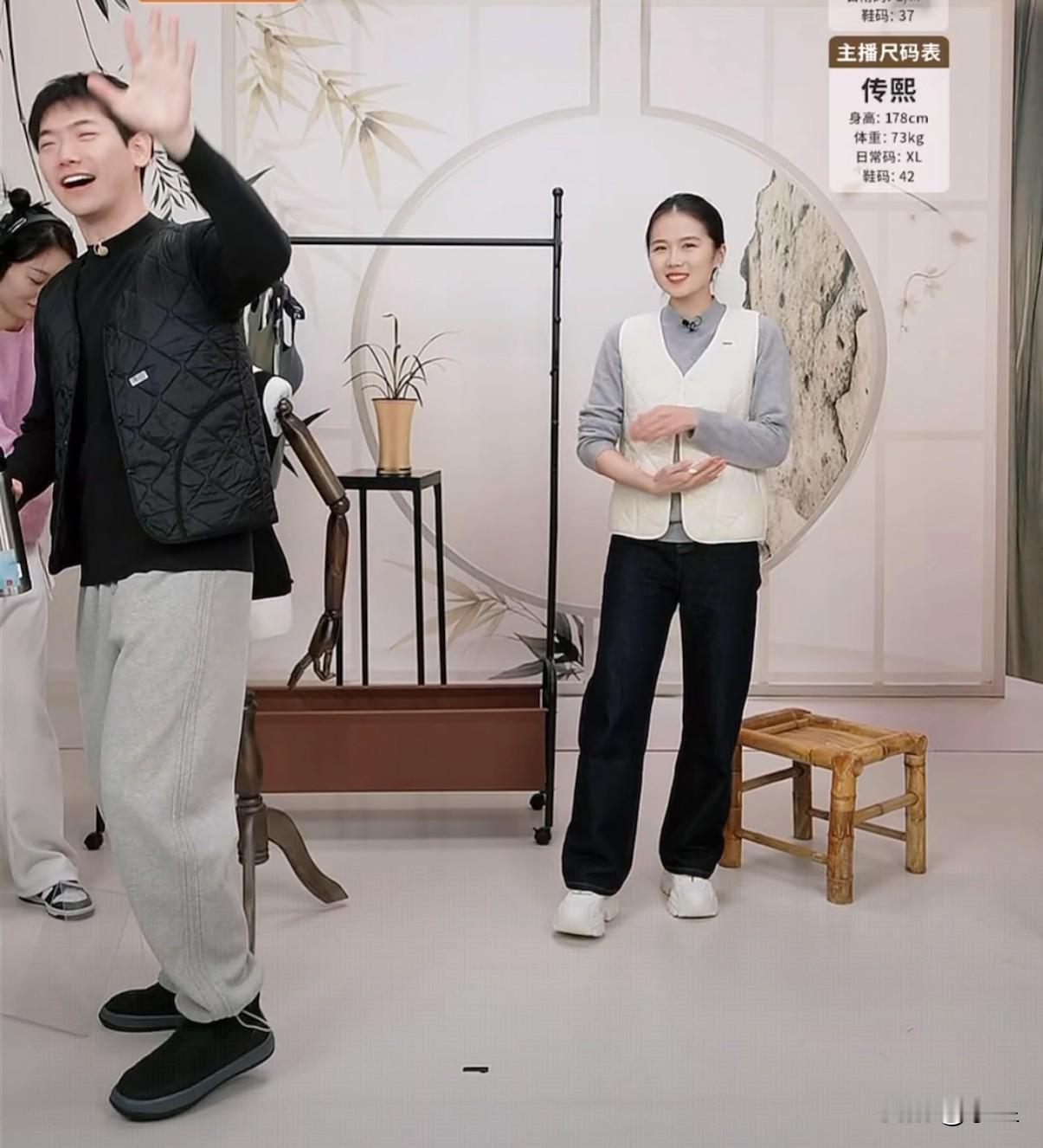 小兰直播间晚上10点交接班
传熙走的时候跟真真说
熙爷爷走了，你好好播[笑哭]