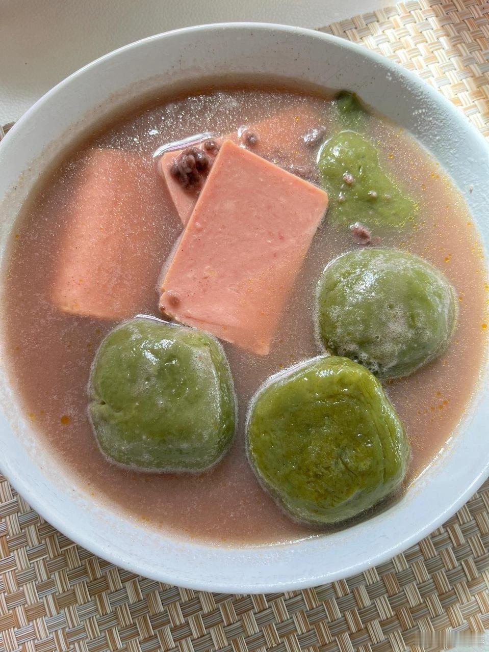 #在巴黎卖中国泡菜能暴富吗#我觉得是完全可以的，毕竟能够在巴黎中国的家人们也能够