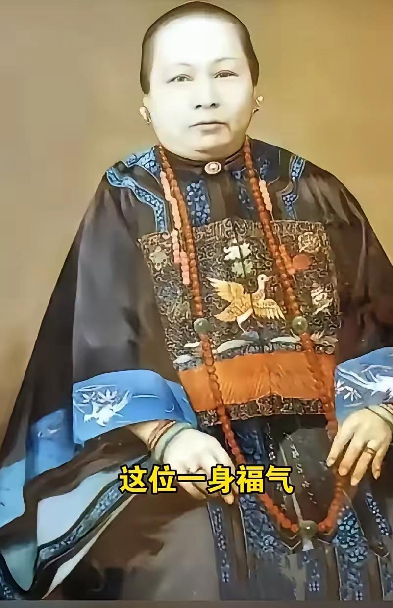 这是赌王何鸿燊的曾祖母施娣留下的罕见老照片，看起来是一个福气满满的老太太，一生有