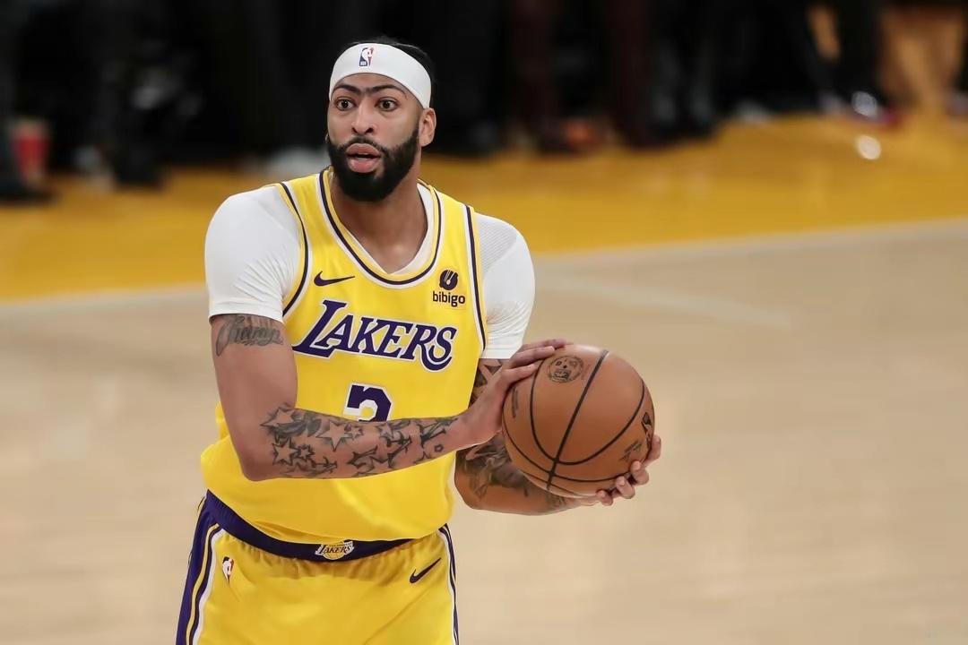 稳定输出！浓眉半场13中7拿到16分3板 首节12分NBA常规赛，湖人半场59-
