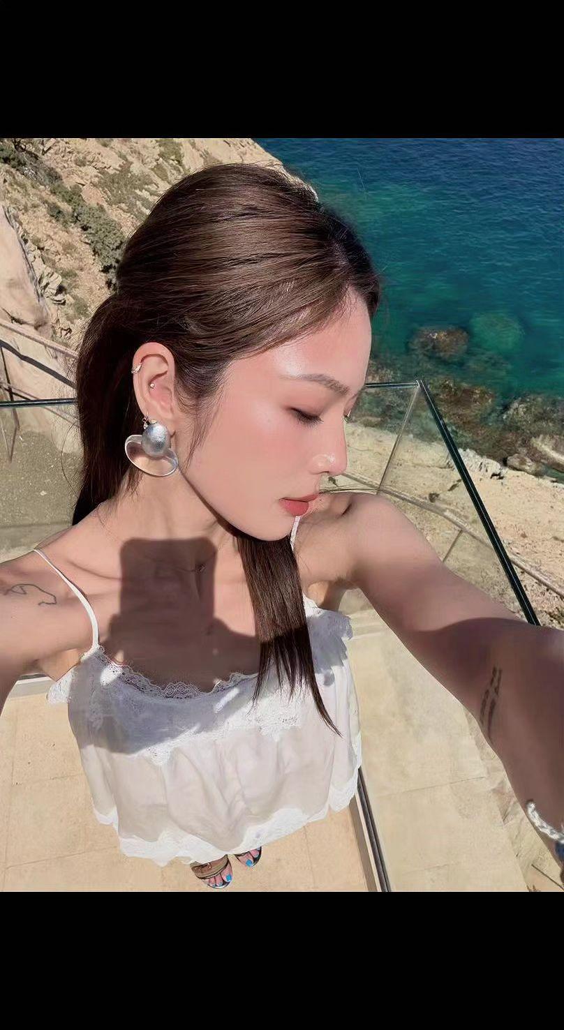 🌊海是倒过来的天，心是未拆封的浪🌊
银饰坠着风的形状，影子在石阶写诗✨
此刻