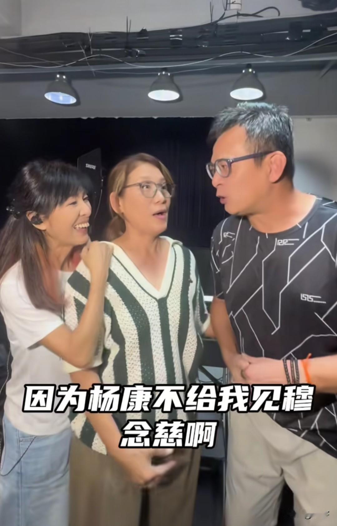 黄日华与杨盼盼重聚，还提到苗侨伟，还为何家劲新歌做宣传！
6月9日深夜，杨盼盼晒