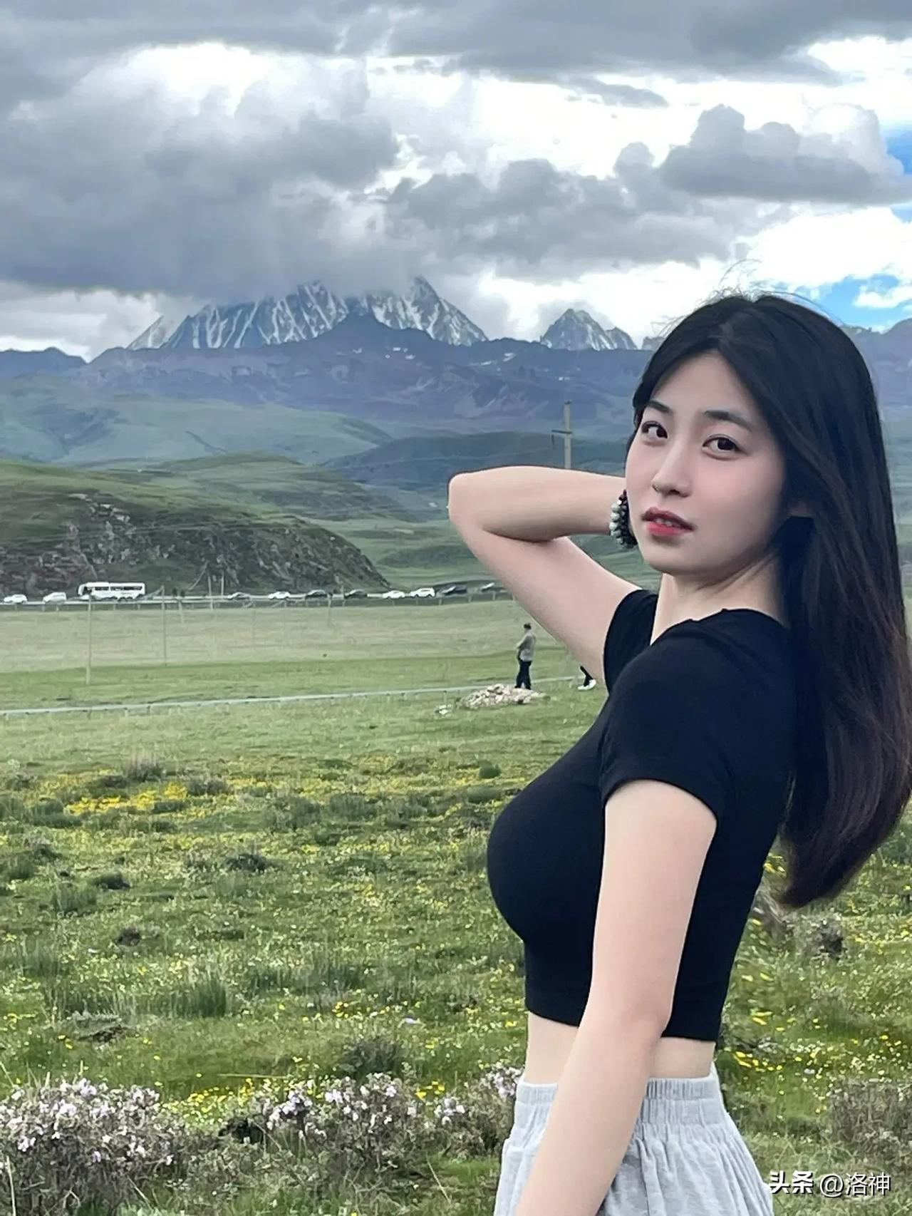 她是狂野的梦
她是山野的风
草原姑娘风 牛仔草原梦 来自狂野的风 草原女主 她从