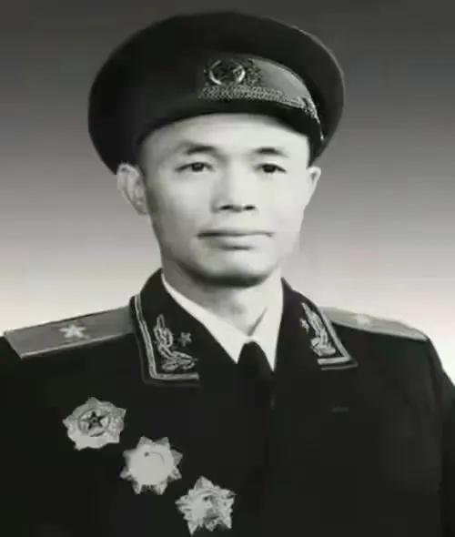 1979年，钟伟将军的弟弟偷牛被抓住，县领导怕得罪钟伟将军，就寄去信：您的弟弟被
