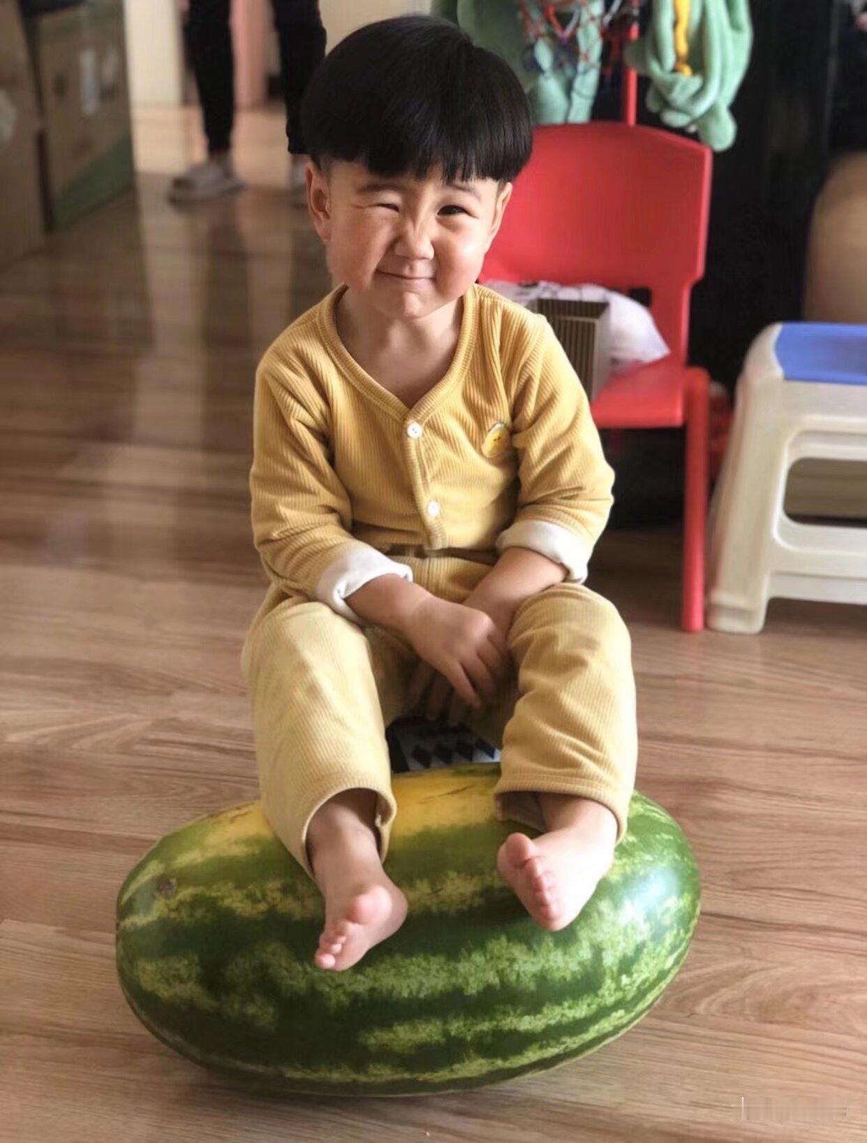这张照片把大韩民国的老百姓气疯了；中国的小孩怎么能这样对待西瓜🍉呢？