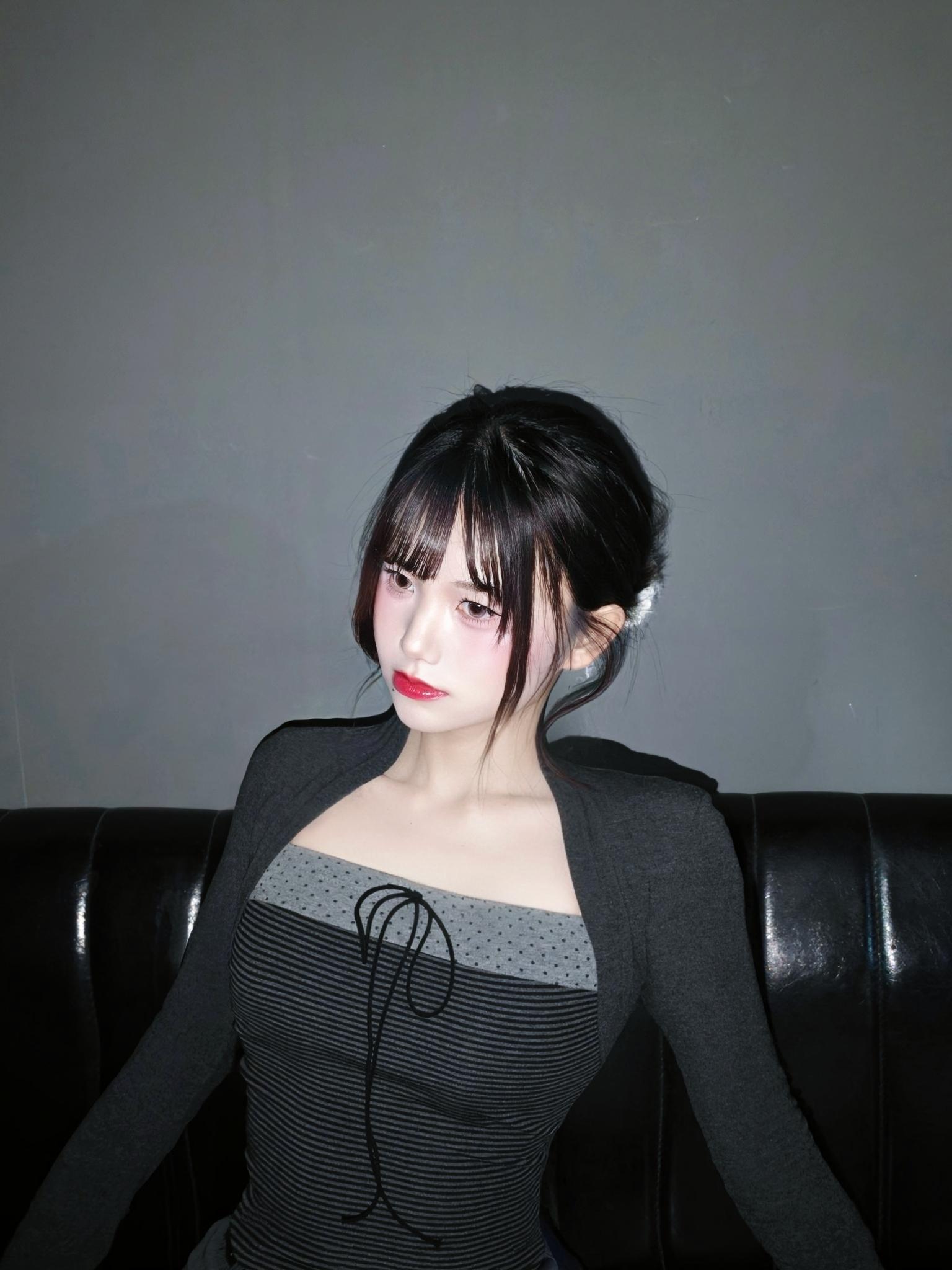 小狗会粘着喜欢的人，你也是吗？