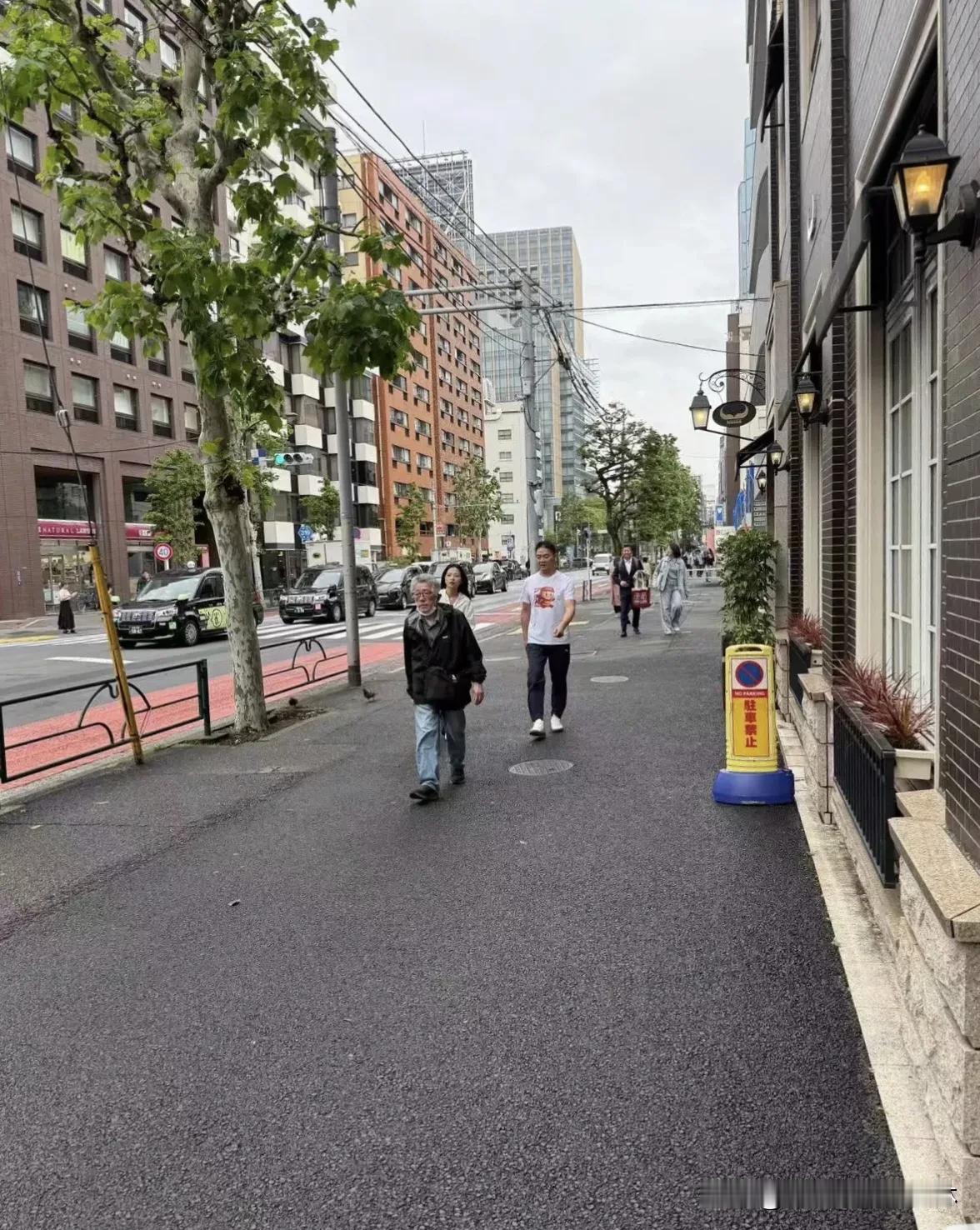 东哥还是这么接地气啊！

近日，有网友在某京偶遇了刘强东，竟然穿着猪猪侠外卖推广