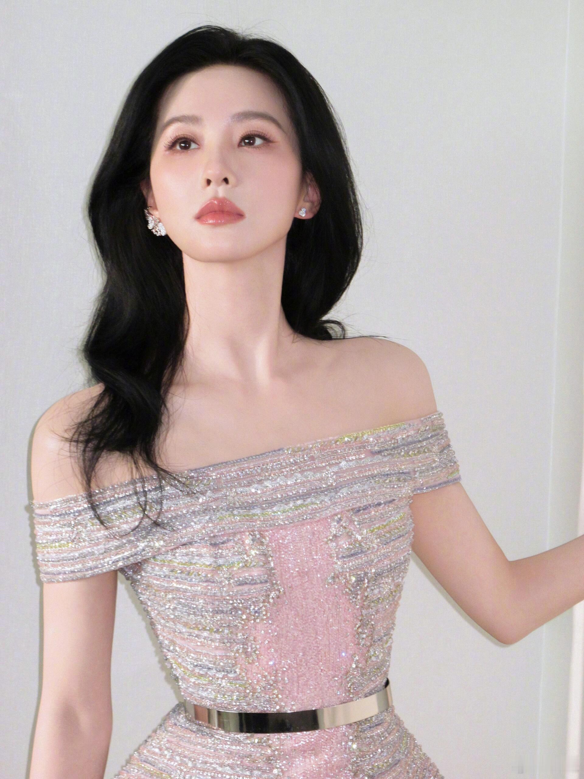 刘诗诗粉色满钻露肩礼服太美了[哇] ​​​