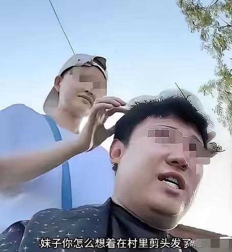 湖北仙桃街头，一处简陋朴素的露天理发摊，格外让人动容。
 
摊位简简单单，只有一