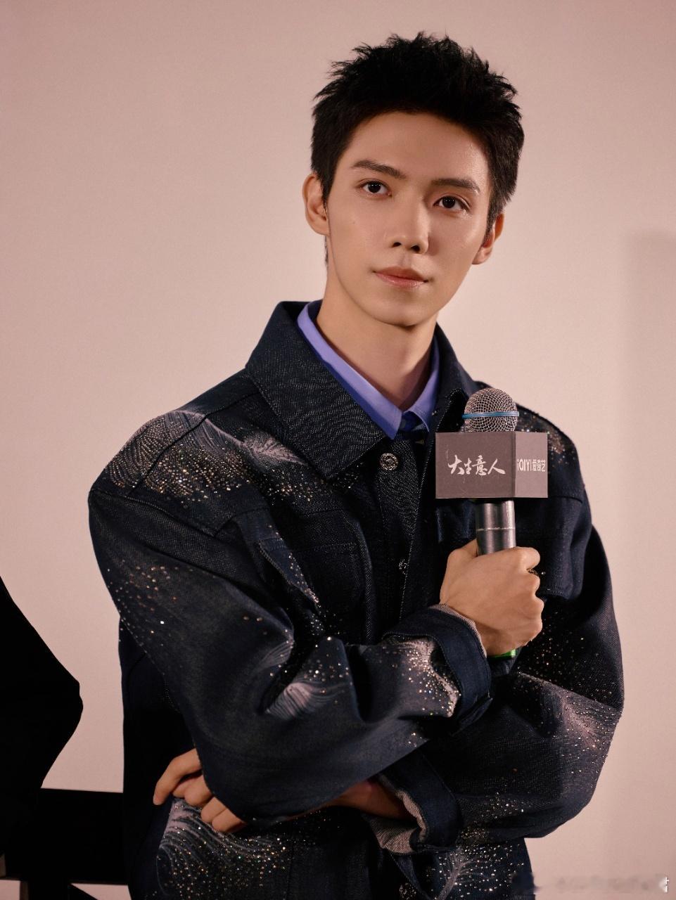 零下28度是什么概念？是伸出手都需要勇气的极端严寒！罗一舟却能在雪地里光腿打滚，