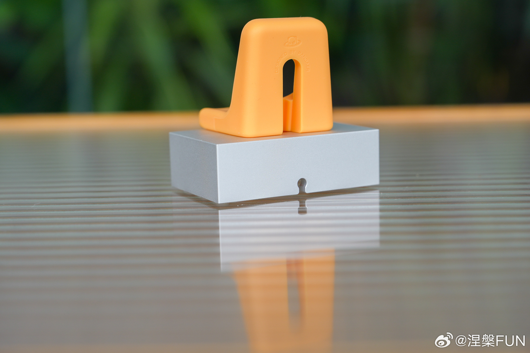 这哪是充电底座，明明是手表的专属观赛C位！还可以定制图案或文字，激光精雕很Nic