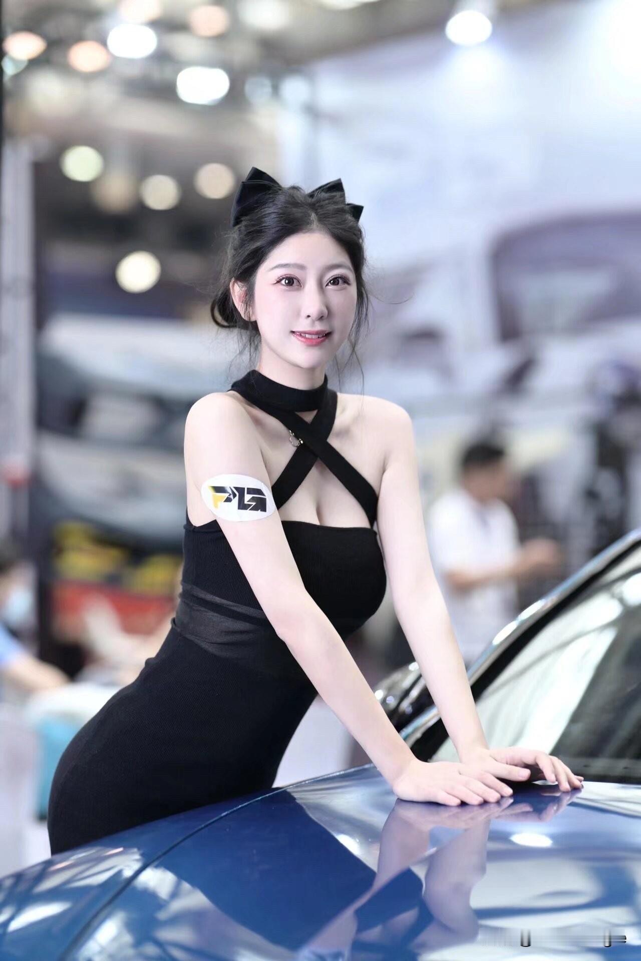 优雅黑裙，甜美微笑，车旁轻倚，时尚气息扑面而来！💃🏻👗🚗