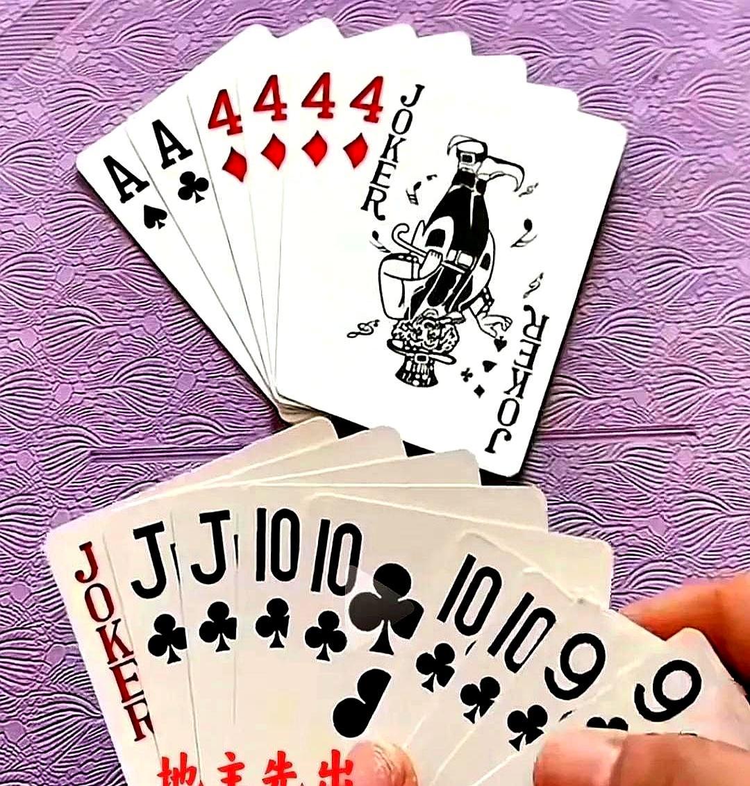 手里攥着炸弹和大王，他却连出牌的机会都没有。
 
他随手扔出一对9，对门直接甩下