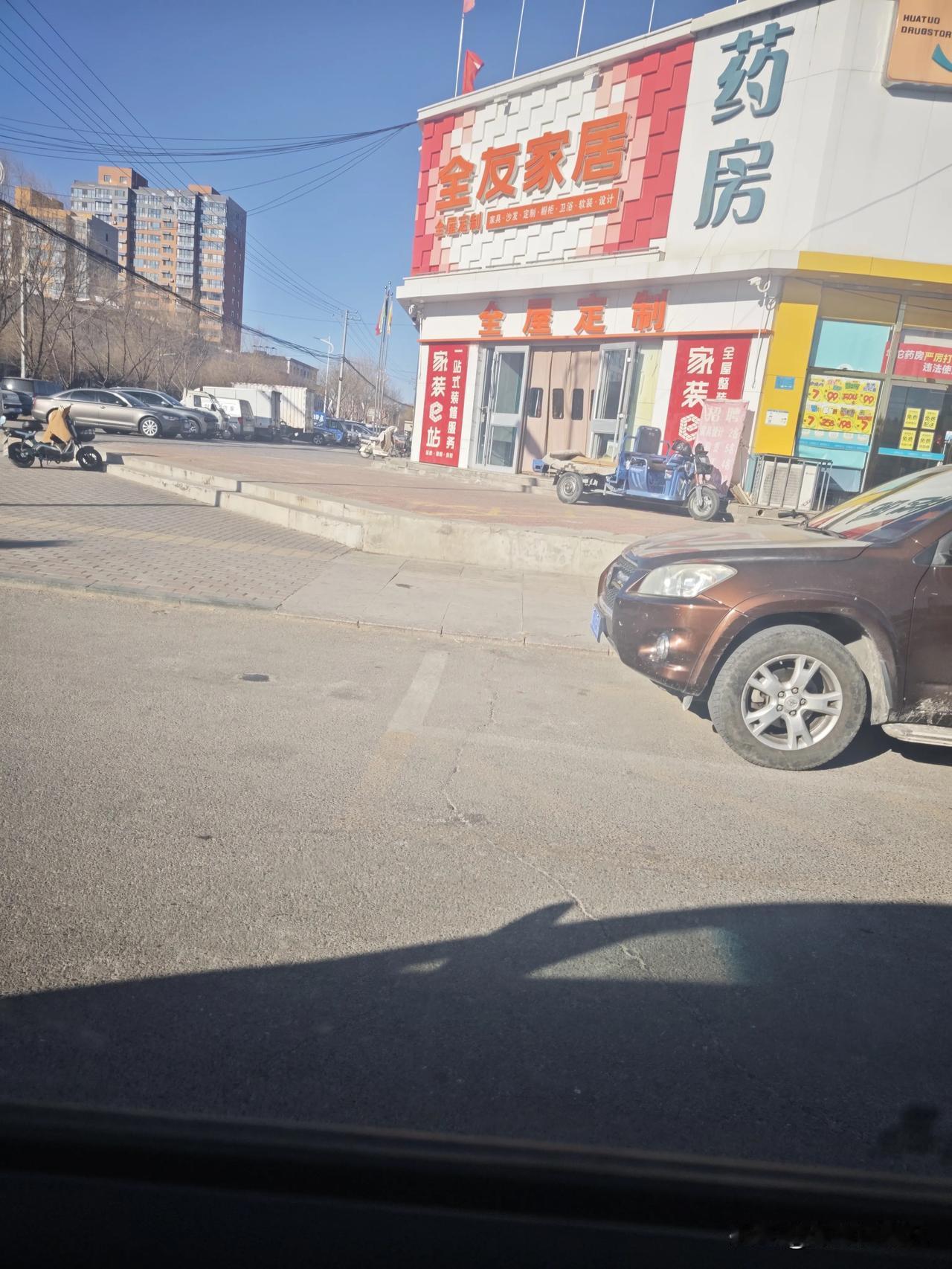 今天来接哥们出院了，朋友就是需要的时候，能给予帮助。这才叫朋友呢。

他腿部做了