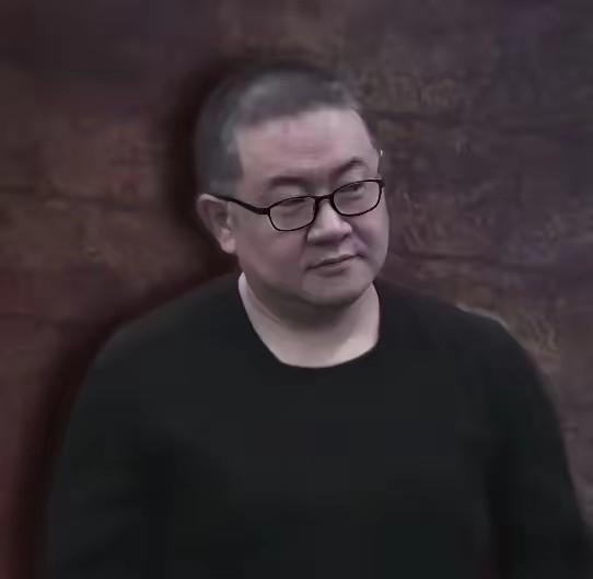 何绍平是监狱里的纪委书记，管减刑审核。别人递材料来，他翻条款、查记录、问程序，卡
