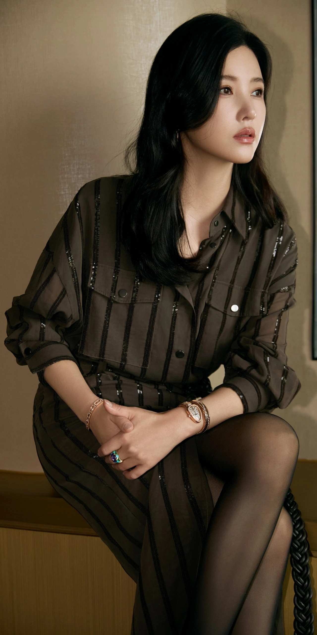 杨子姗身着深色亮片衬衫裙，搭配黑色丝袜与高跟鞋，展现出层次分明的视觉效果。衬衫裙