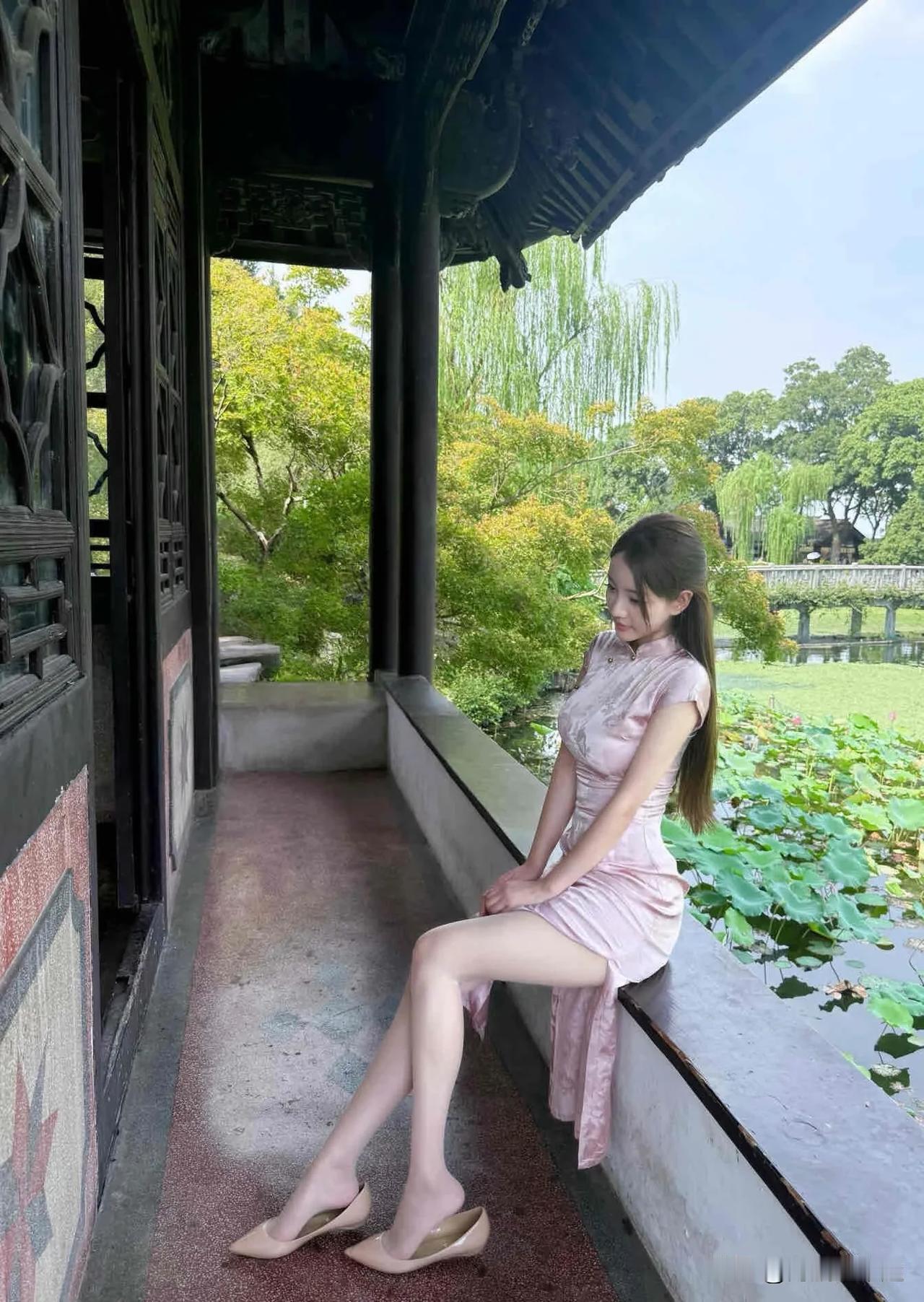 95后空姐也爱传统旗袍[福]
工作常态就是青花瓷旗袍，
理应对旗袍已经无感，
但