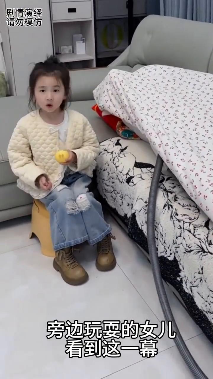 爸爸带着防蚊神器准备睡觉，下一秒女儿的做法太搞笑了。
爸爸做了一个防蚊神器，于是